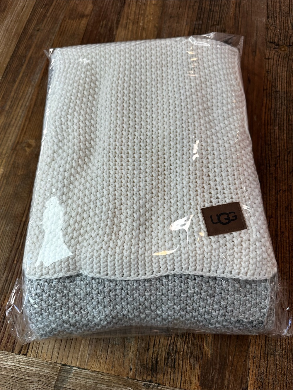 UGG Cream Knit Scarf with Brown Leather Logo Patch 💯 cotton - Picture 9 of 10